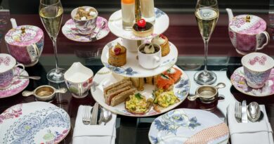 Gedeckter Tisch zum britischen Afternoon Tea mit Etagere, Porzellan und Sektgläsern