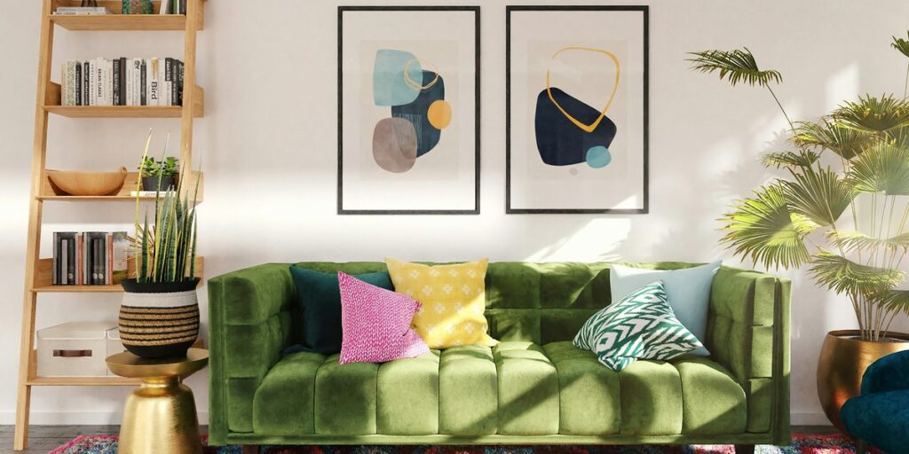 Farbenfrohes Wohnzimmer mit petrolblauer Wand und senfgelbem Samtsofa